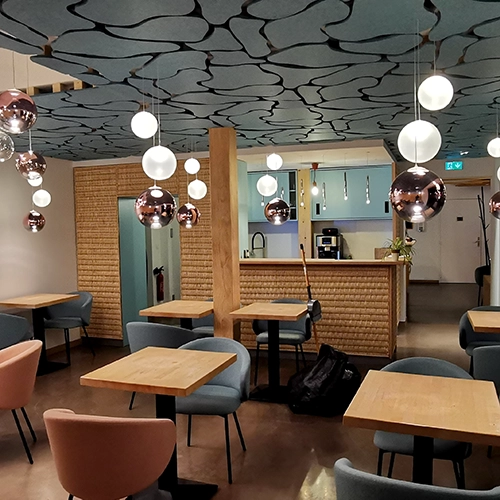 Agencement intérieur de café restaurant Salle de café restaurant avec mobilier et agencement intérieur sur mesure