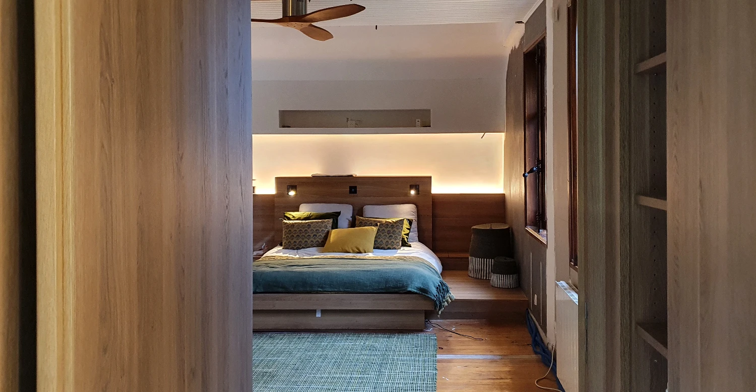 Agencement de chambre en bois sur mesure Agencement intérieur sur mesure d’une chambre avec tête de lit en bois