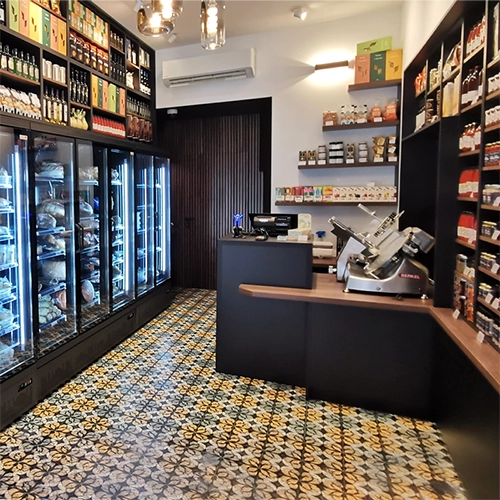 Agencement d’espace de restauration et d’accueil Mobilier et comptoir sur mesure pour une épicerie ou un commerce alimentaire