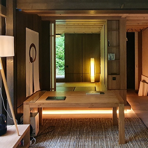 Agencement d’inspiration japonisante Espace de vie avec agencement intérieur en bois et mobilier intégré sur mesure