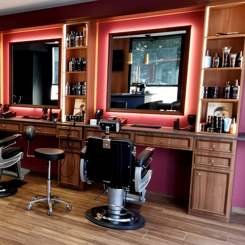 Aménagement de salon de coiffure Mobilier et postes de coiffure réalisés sur mesure dans un salon de coiffure