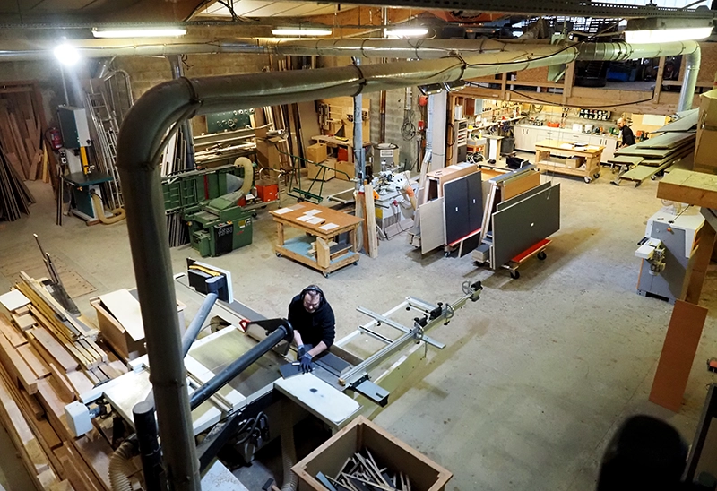 Atelier de fabrication de mobilier et d’agencement sur mesure Atelier de menuiserie où sont fabriqués des meubles et agencements intérieurs sur mesure