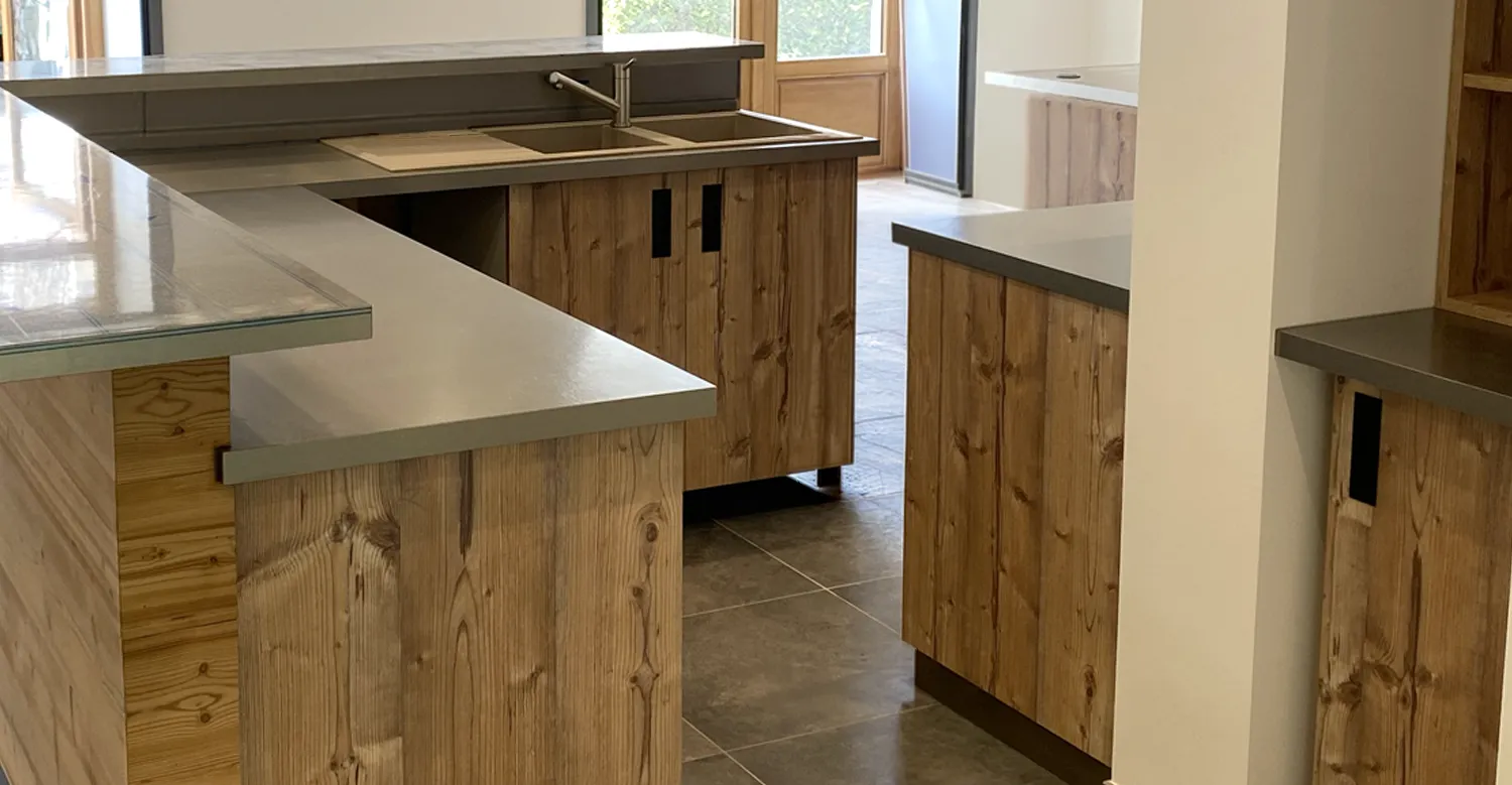 Banque d’accueil en bois et plan de travail minéral réalisée sur mesure dans un commerce à Saint-Pierre-d’Entremont en Savoie