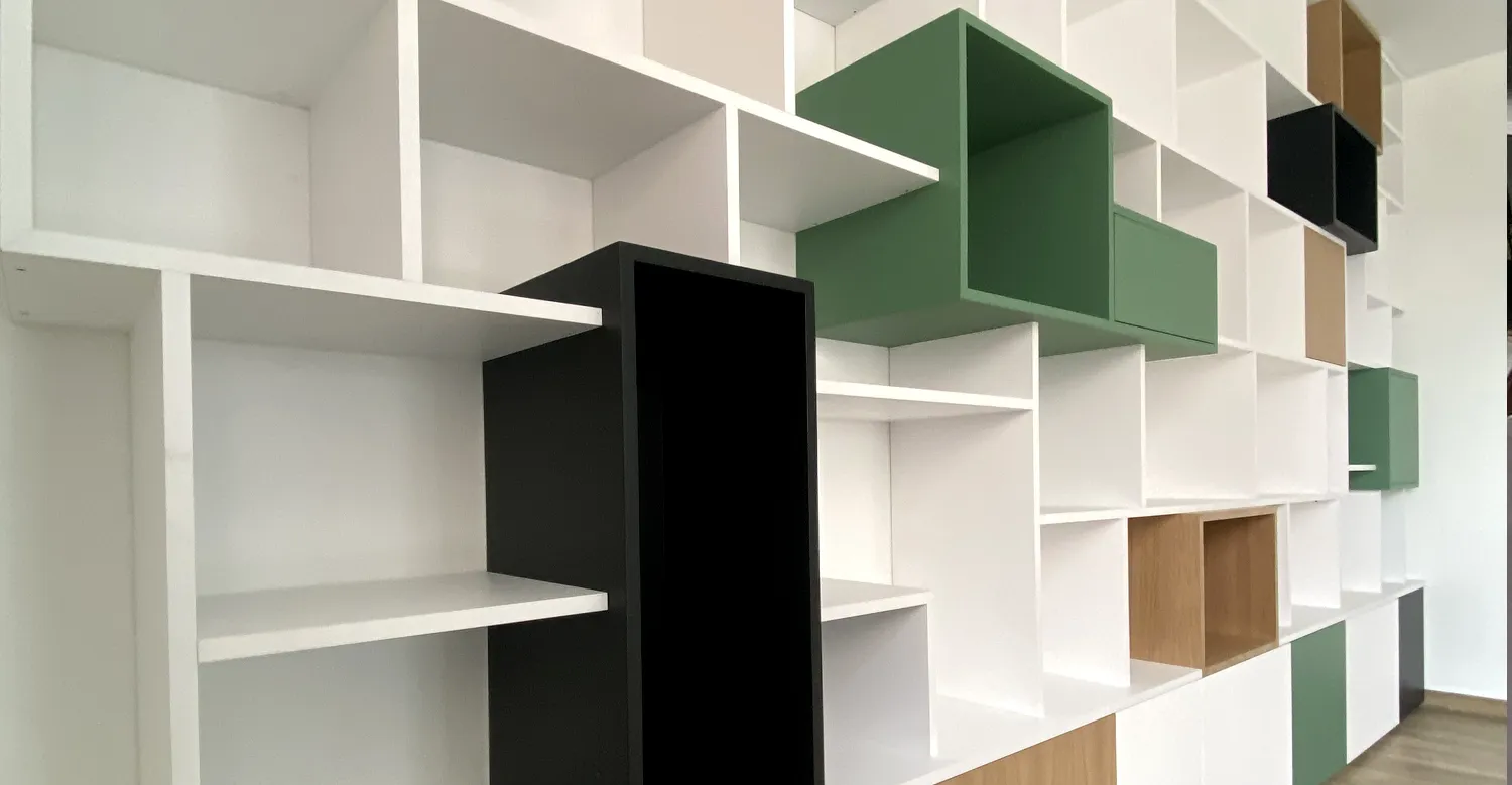 Bibliothèque design sur mesure avec modules colorés bibliothèque murale sur mesure avec modules colorés et étagères graphiques