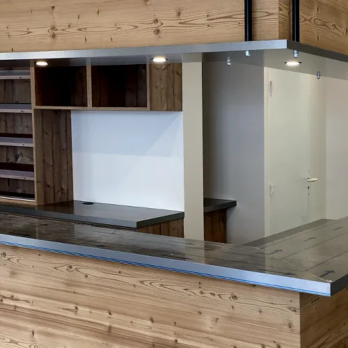 Aménagement complet d’un bar/tabac Comptoir de bar en bois réalisé sur mesure pour un commerce