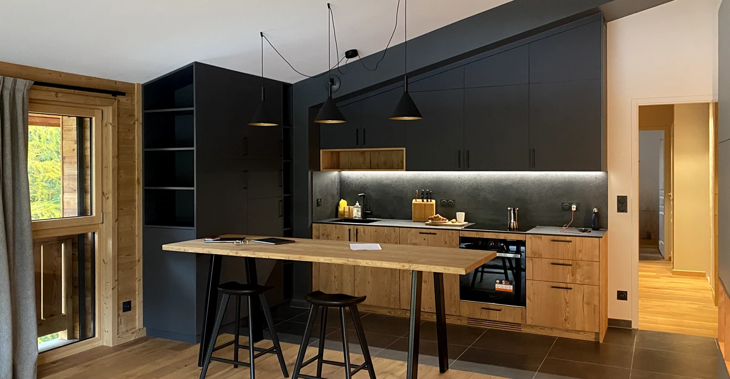 Cuisine sur mesure bois et noir avec îlot Cuisine sur mesure bois et noir avec îlot dans un appartement de montagne