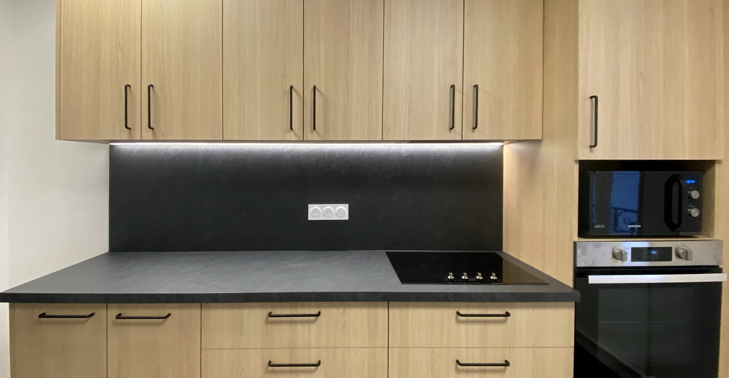 Cuisine sur mesure bois et plan de travail foncé cuisine sur mesure avec façade bois et plan de travail noir