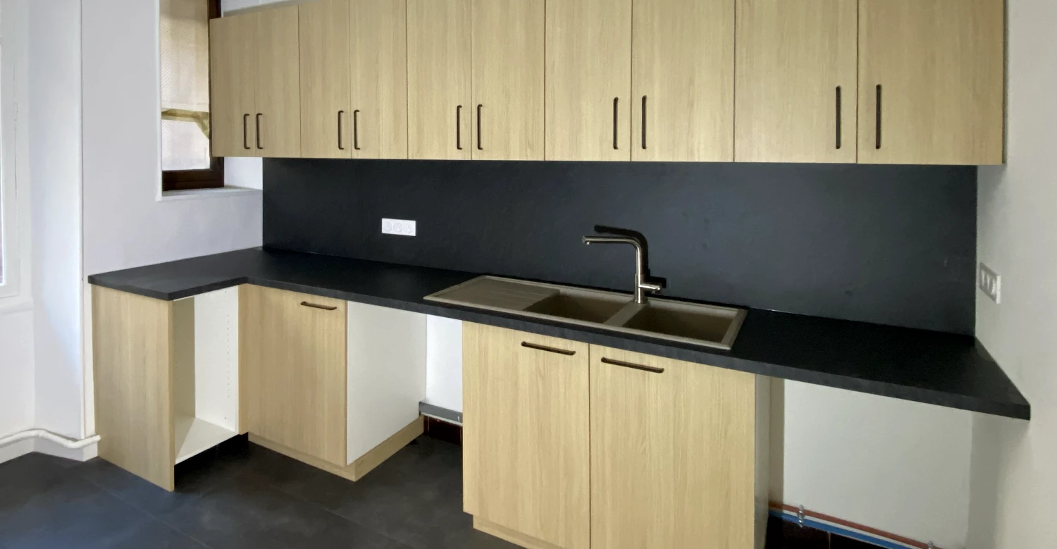 Cuisine sur mesure en mélaminé bois cuisine sur mesure en mélaminé bois avec plan de travail foncé