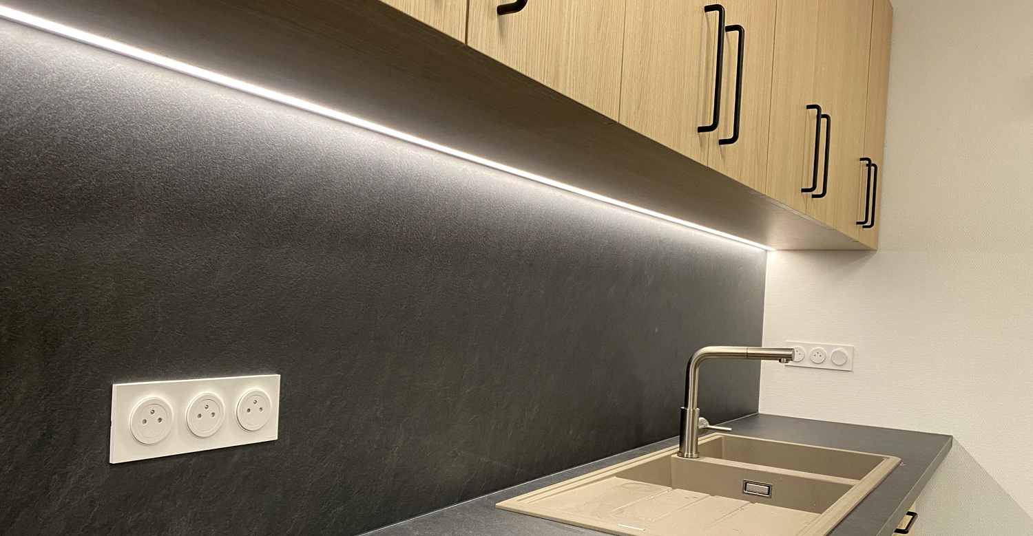 Détail cuisine sur mesure avec éclairage LED détail plan de travail cuisine sur mesure avec crédence et éclairage LED