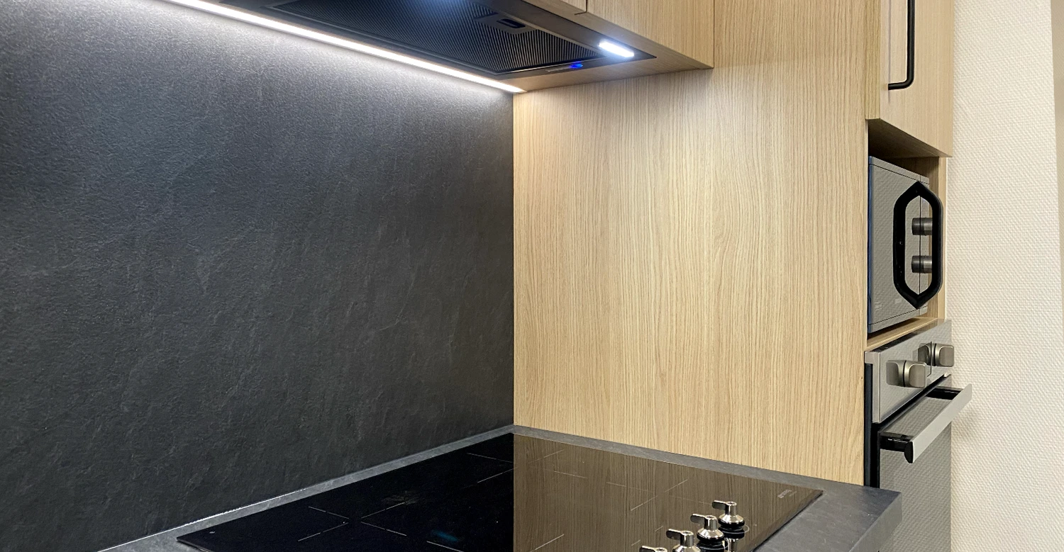 Détail cuisine sur mesure avec électroménager intégré détail cuisine sur mesure avec plaque de cuisson et électroménager intégré