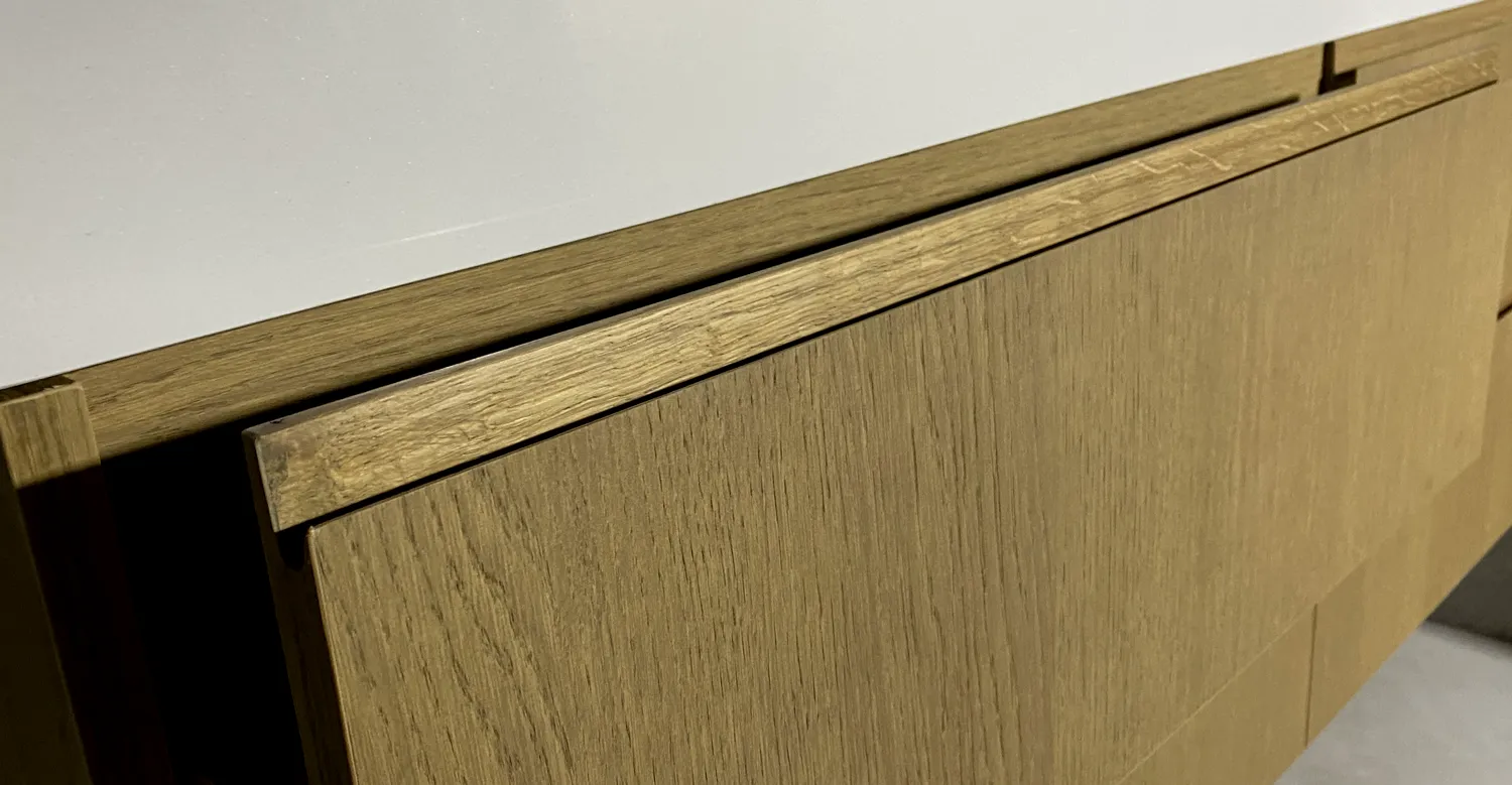 Détail meuble salle de bain sur mesure détail façade meuble salle de bain sur mesure en bois