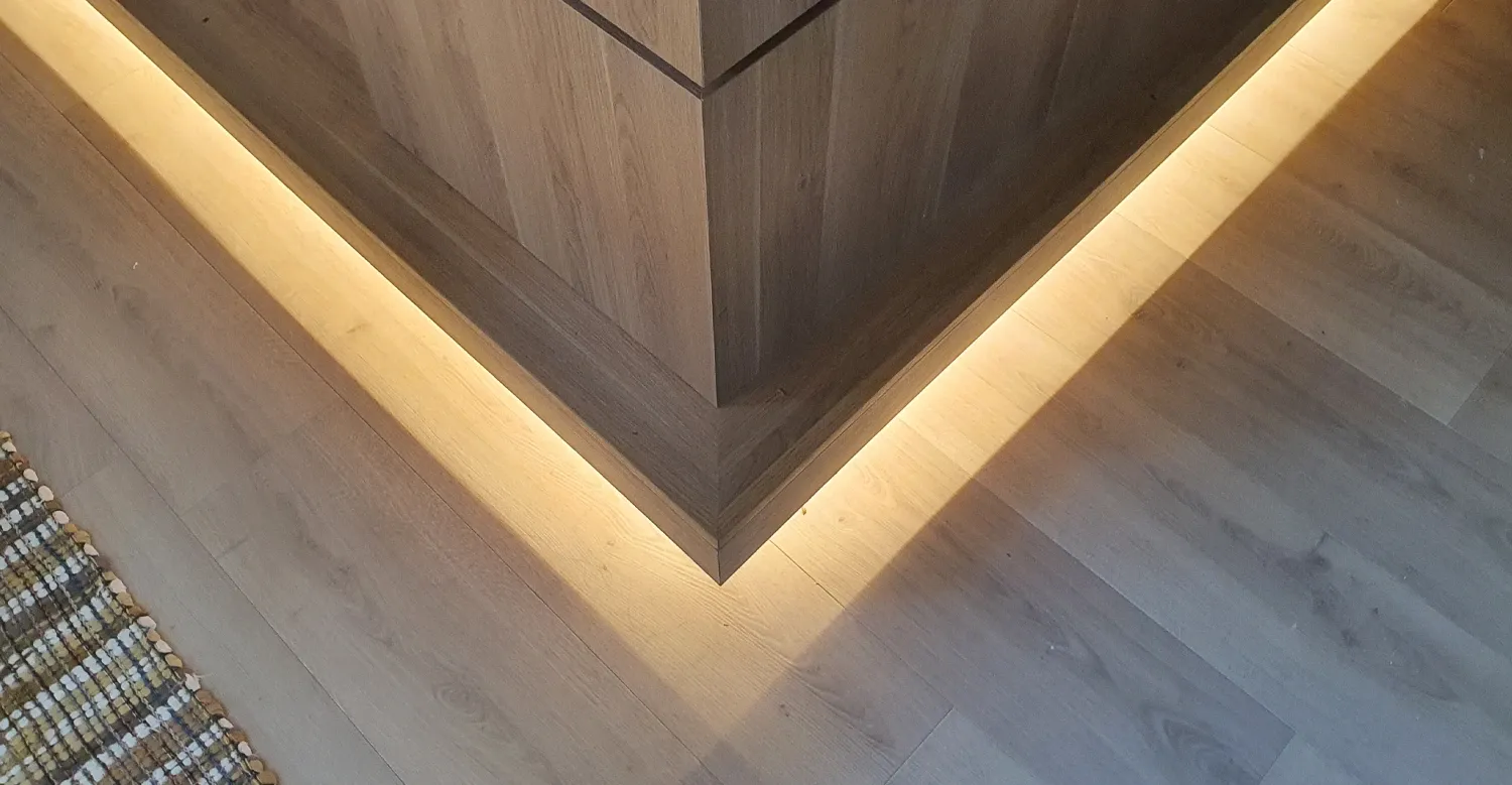 Détail mobilier bois sur mesure Détail d’un mobilier sur mesure en bois avec étagères et éclairage intégré