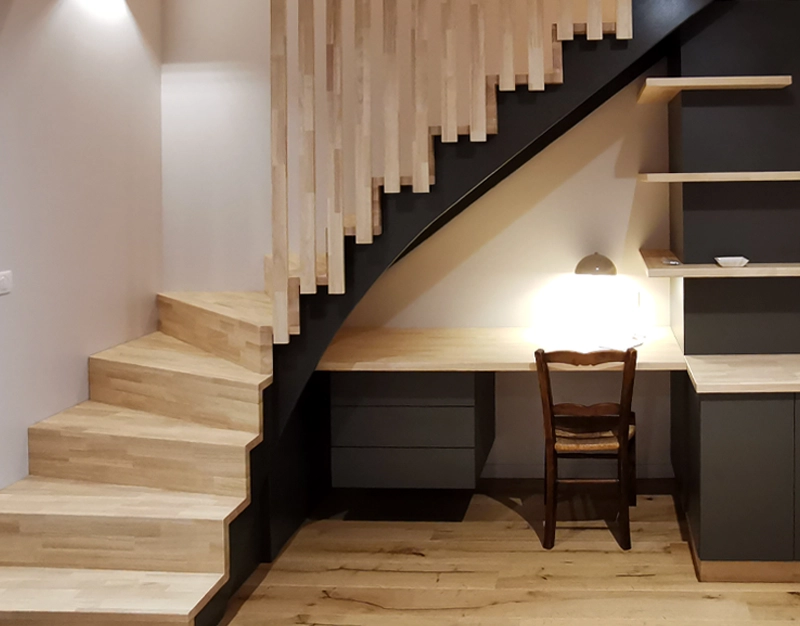 Escalier sur mesure en bois et métal avec bureau intégré Escalier sur mesure en bois et métal avec bureau et rangements intégrés sous escalier