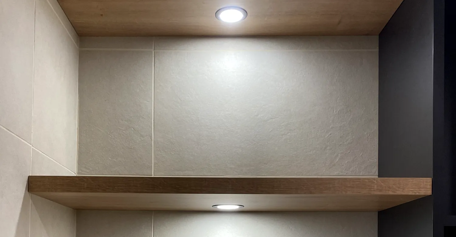 Étagère en bois avec éclairage intégré Étagères en bois avec éclairage encastré dans un projet d’agencement intérieur sur mesure