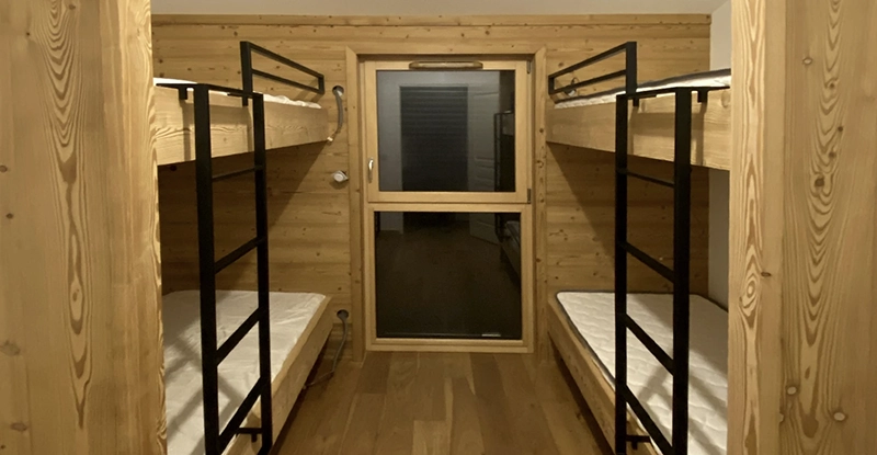 Lits superposés sur mesure en bois Lits superposés sur mesure intégrés dans une chambre en bois