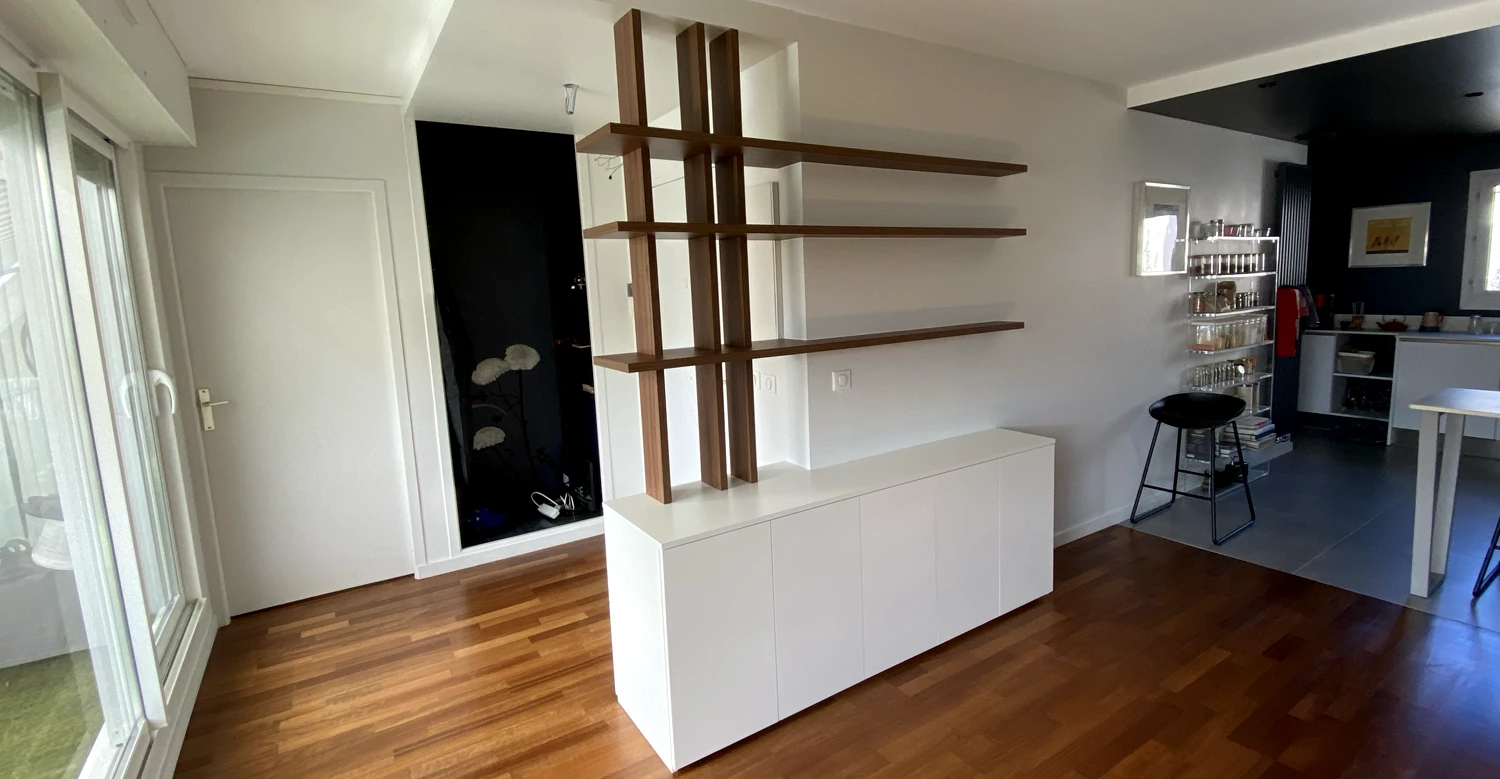 Meuble d’entrée sur mesure contemporain meuble d’entrée sur mesure avec étagères bois et meuble bas blanc àChambéry