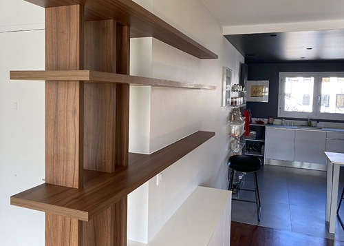 Meuble d’entrée sur mesure agencement sur mesure destiné à structurer l’entrée d’un appartement.