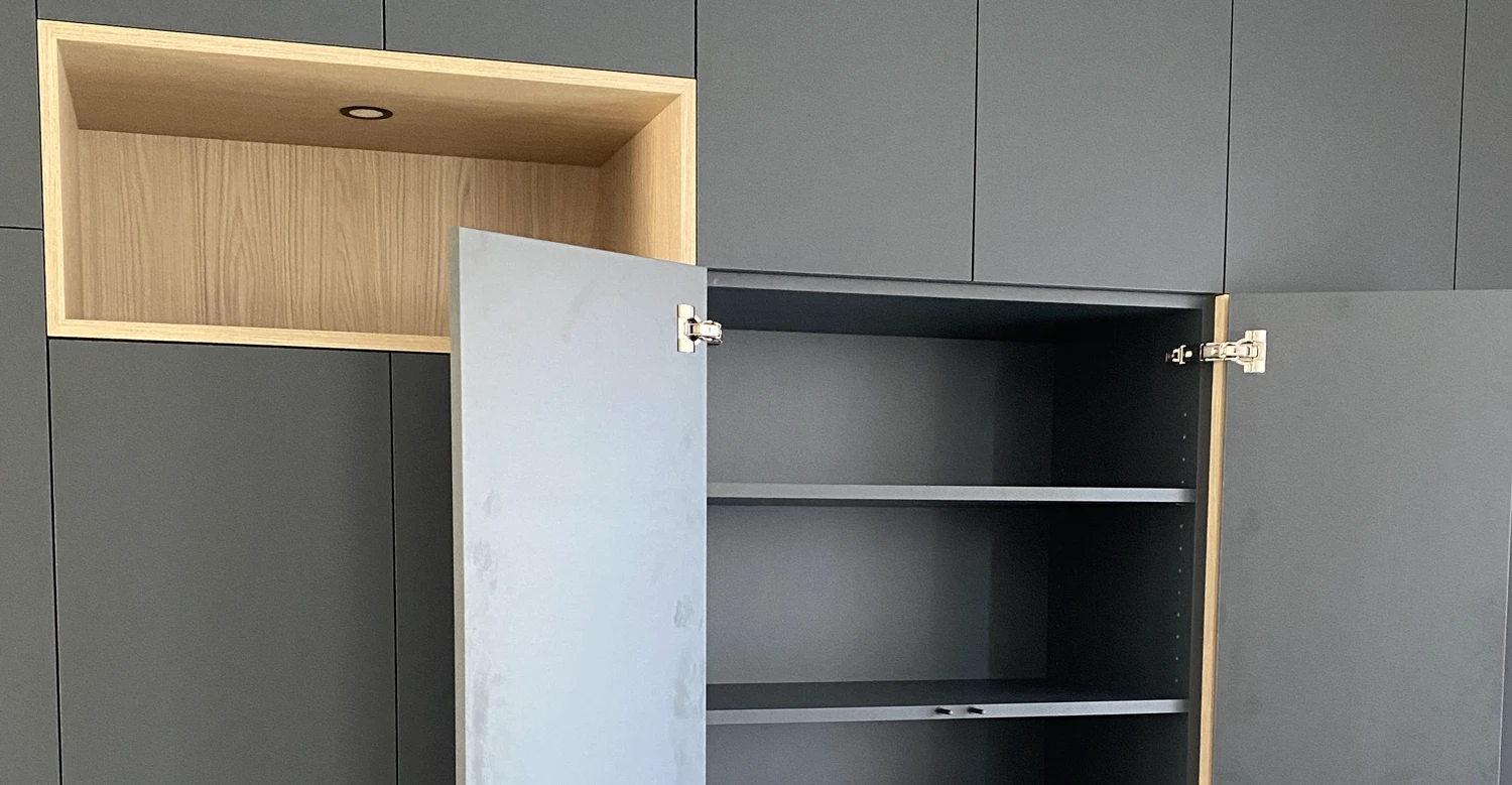 Meuble de salle à manger sur mesure à Chambéry meuble de salle à manger sur mesure réalisé à Chambéry avec niches en bois et rangements intégrés