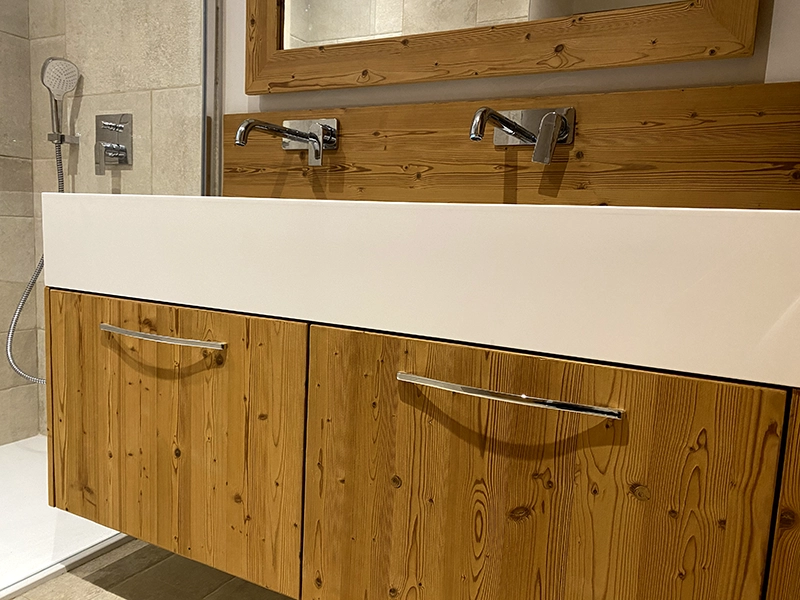 Meuble de salle de bain en bois sur mesure – projet à Chambéry Meuble de salle de bain suspendu en bois massif avec double vasque réalisé sur mesure à Chambéry en Savoie