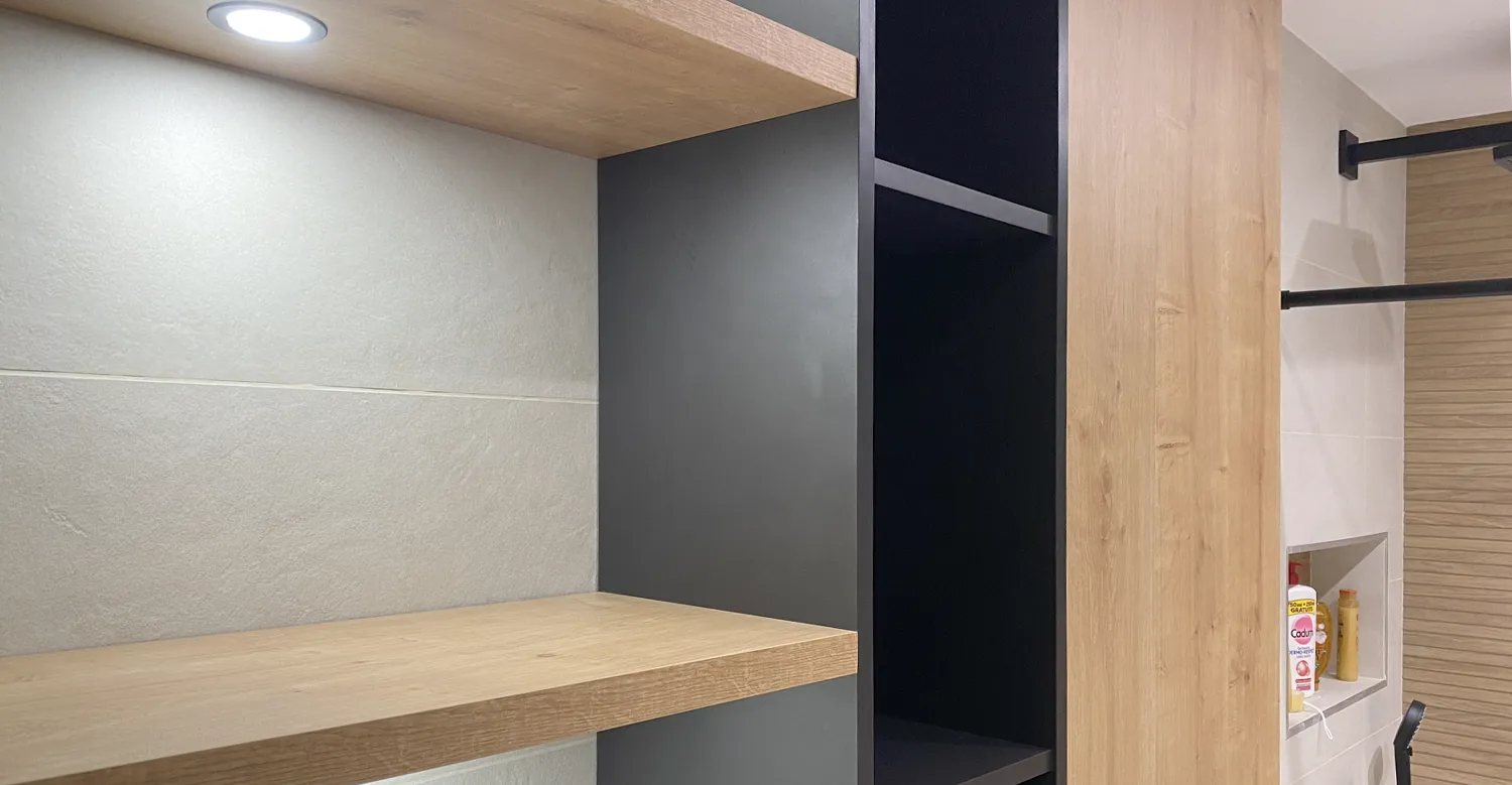 Meuble de salle d’eau en bois avec rangements intégrés Meuble de salle d’eau en bois avec étagères et rangements intégrés dans un agencement intérieur sur mesure