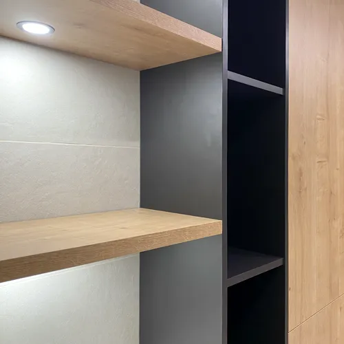 Mobilier de salle de bain Mobilier de salle d’eau sur mesure avec niches et éclairage intégré