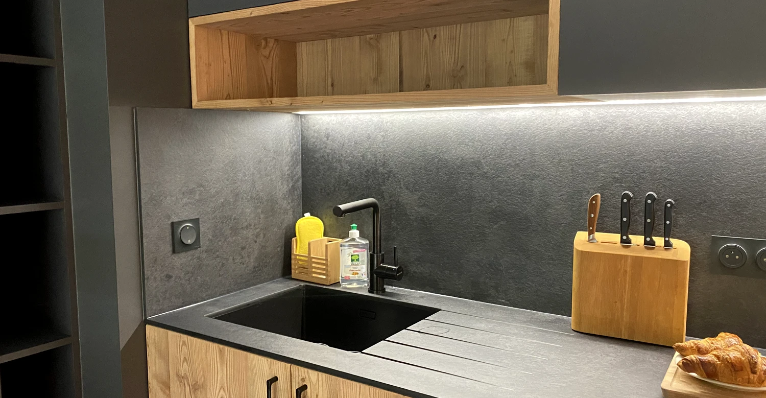 Plan de travail et évier cuisine sur mesure Plan de travail de cuisine sur mesure avec évier noir et rangements en bois