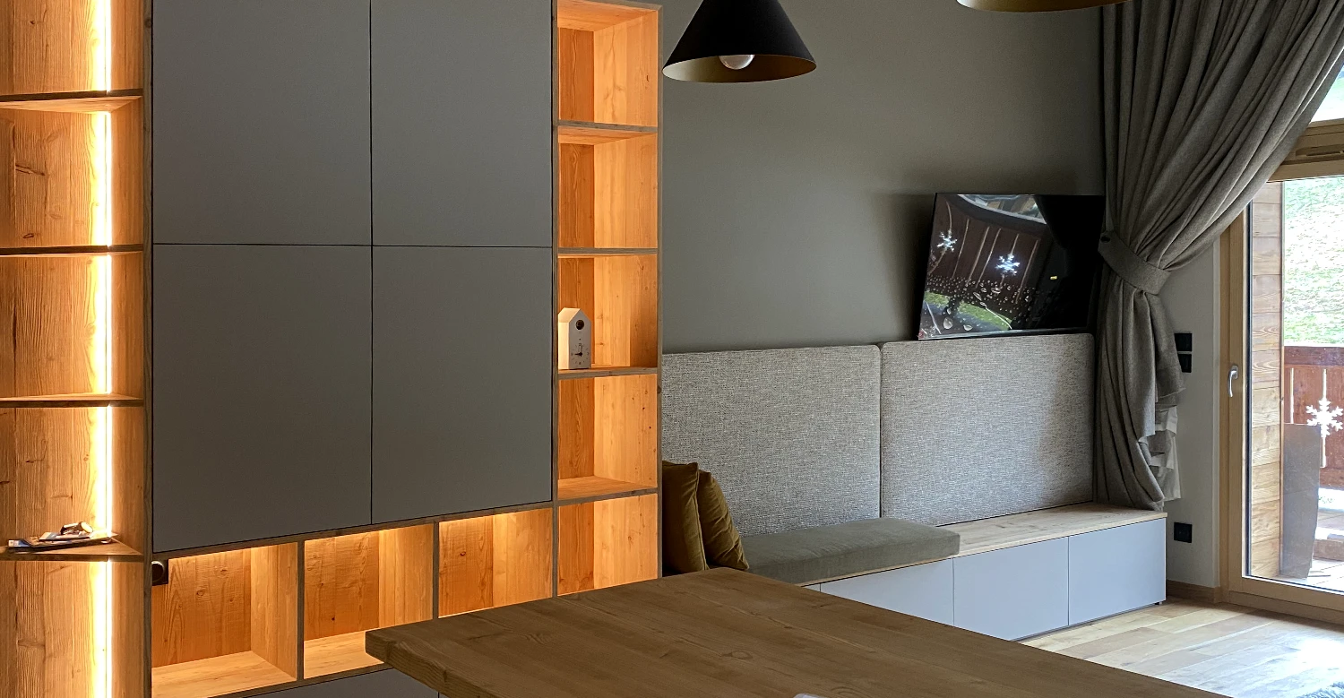 Rangement et banquette sur mesure en appartement de montagne Rangement mural et banquette sur mesure en bois dans un appartement de montagne