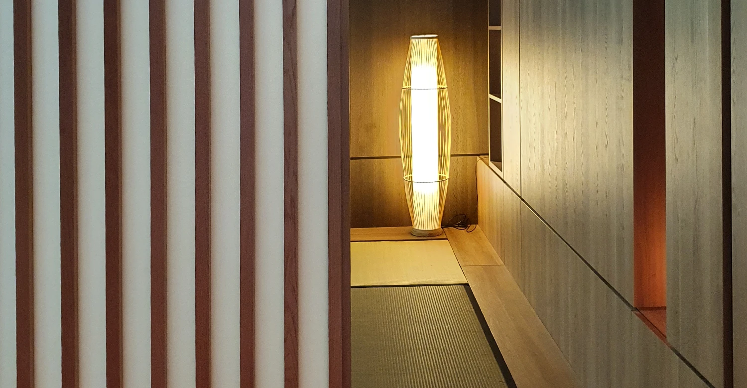 Rangement bois sur mesure Rangement en bois sur mesure intégré dans un aménagement intérieur