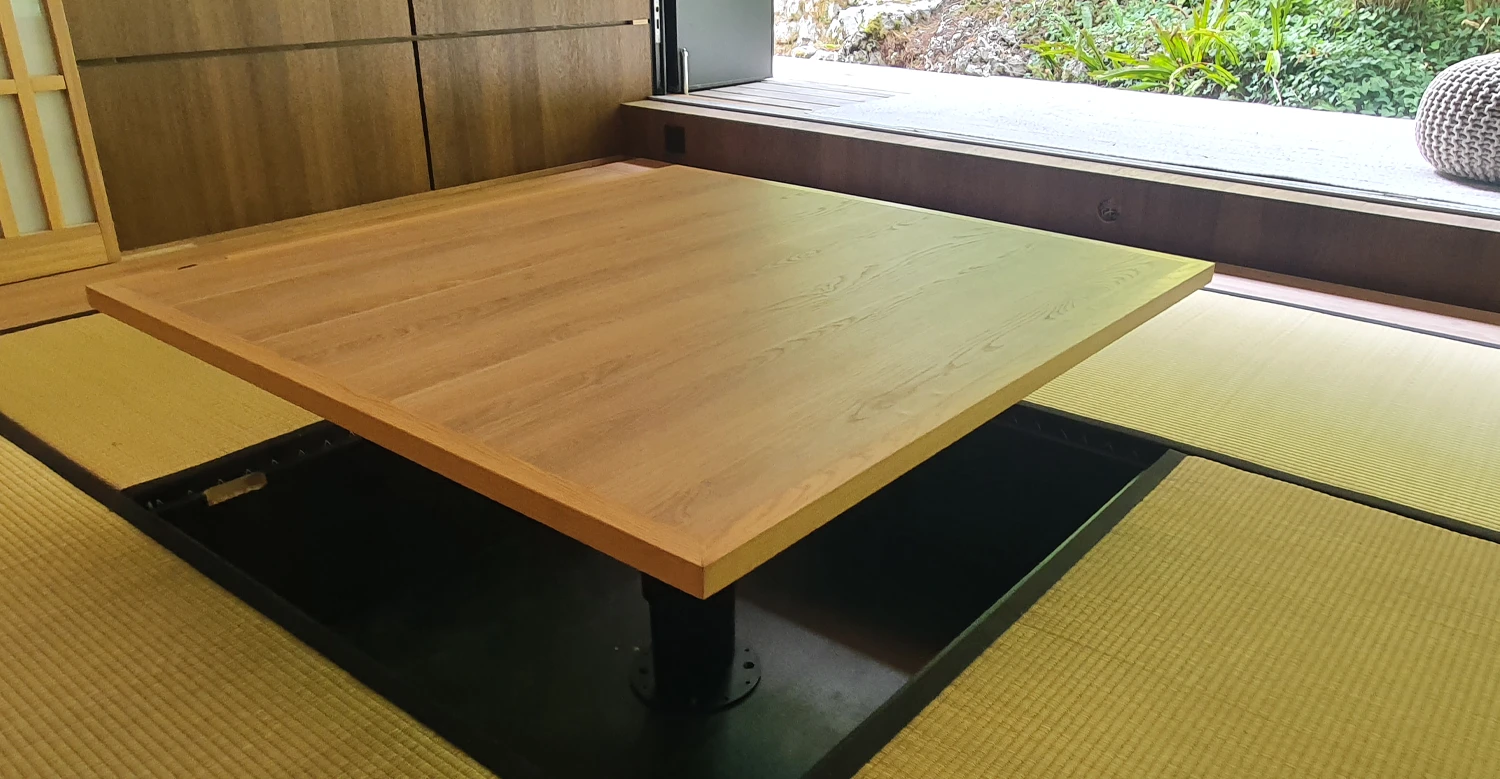 Table en bois intégrée au sol Table basse en bois intégrée dans un sol de type tatami
