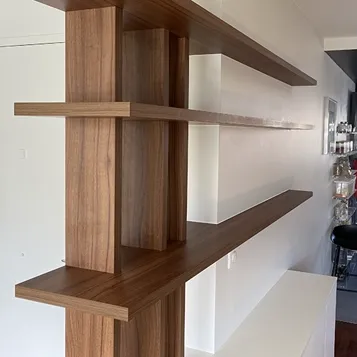 agencement sur mesure destiné à structurer l’entrée d’un appartement.