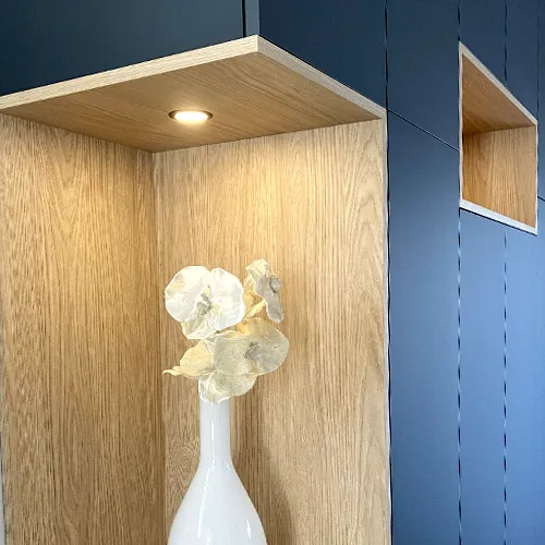 Mobilier sur mesure avec niches décoratives et éclairage intégré
